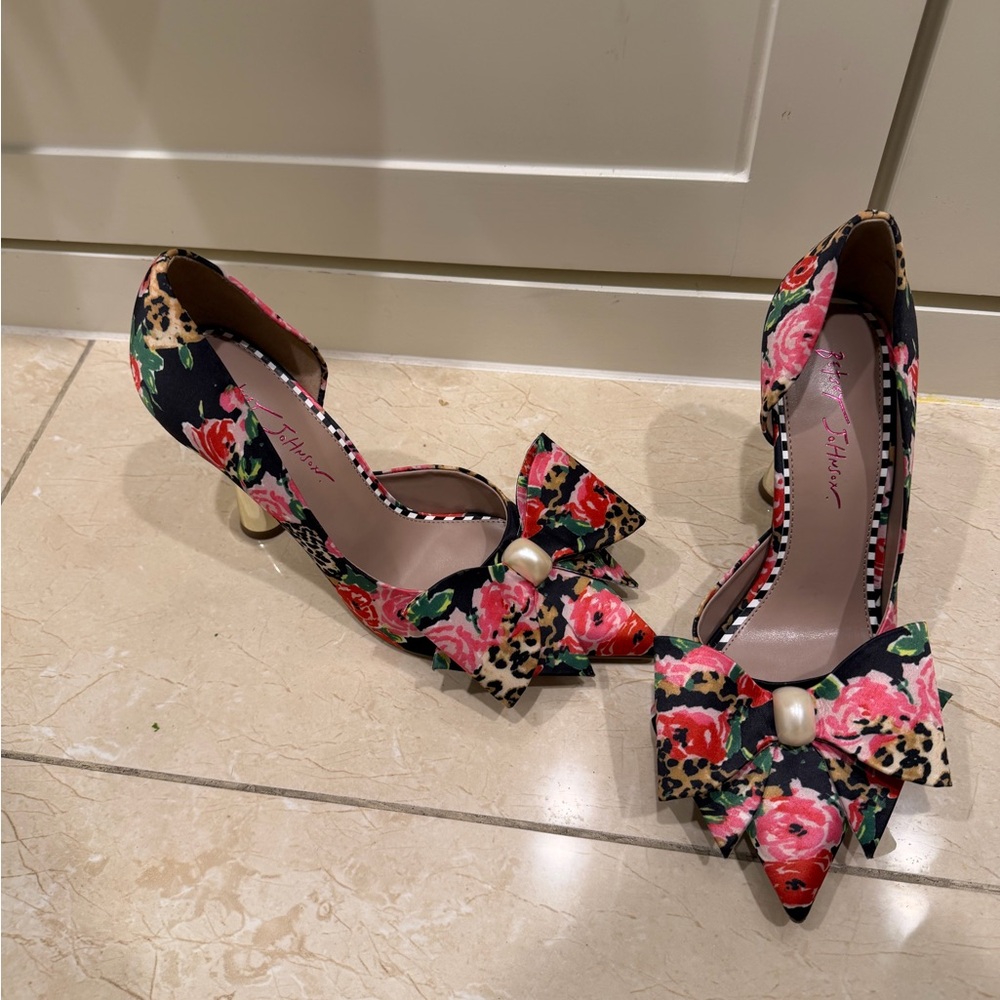 Betsey Johnson Kyliee Floral Bow Heels - Black and Pink - Picture 2 of 6